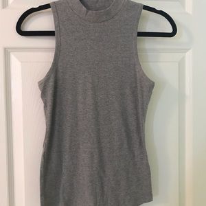 Sleeveless turtle neck